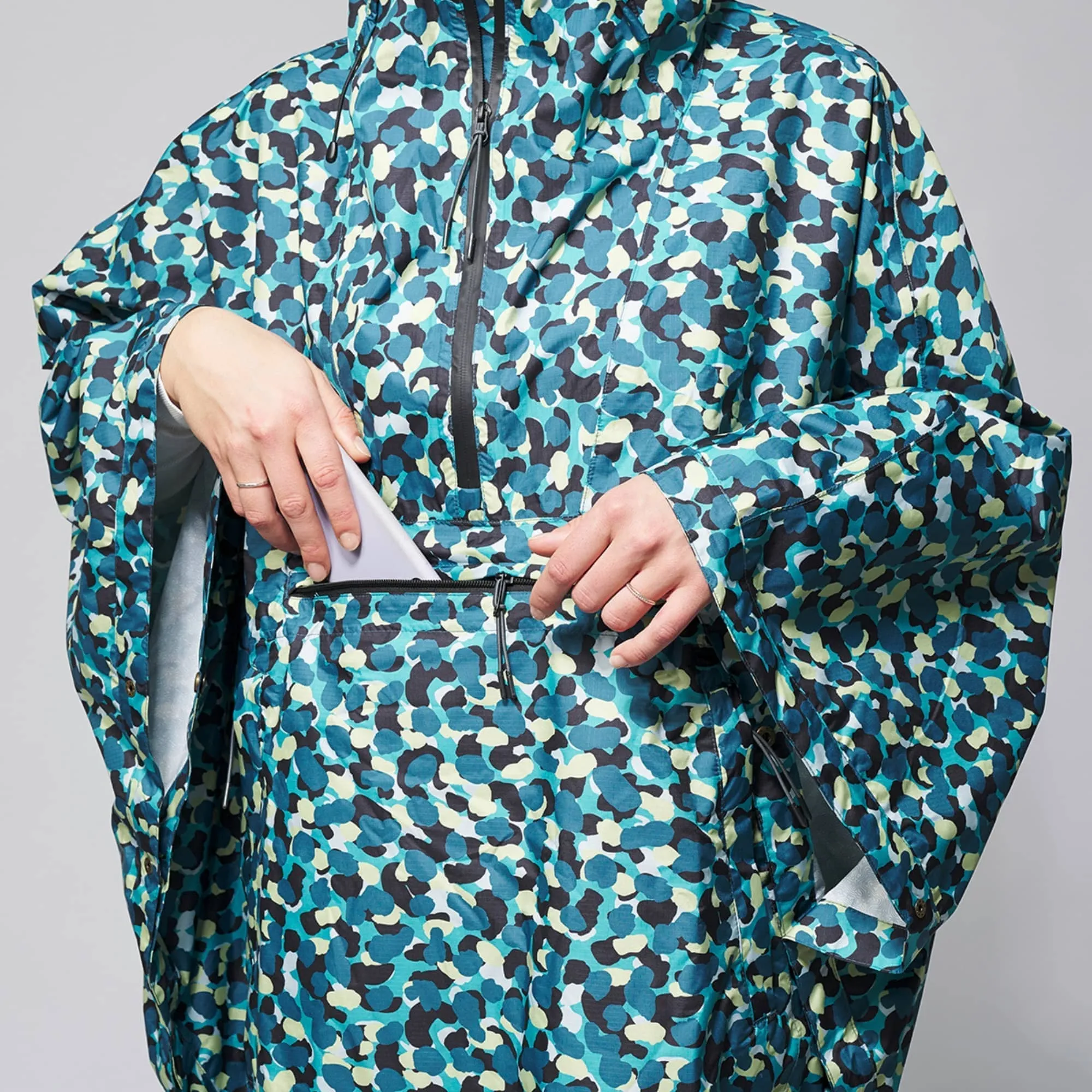 VOITED Rain Poncho - Water-Resistant & Packable - An Tracks